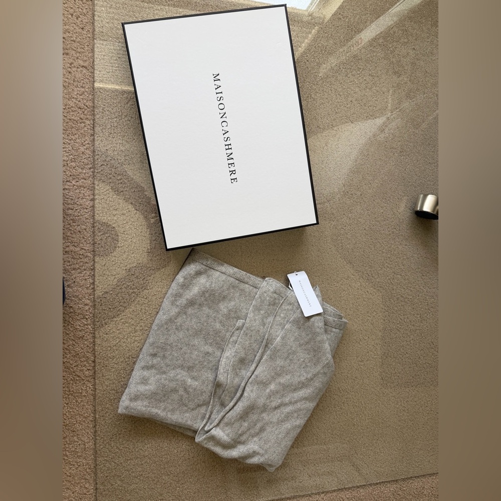 Italian Cashmere Wrap - Picture 2 of 8
